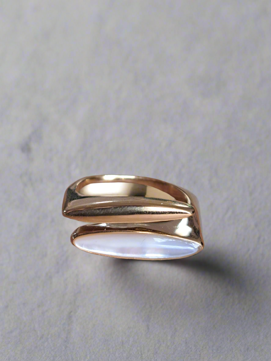 Bague ornée d'une pierre naturelle