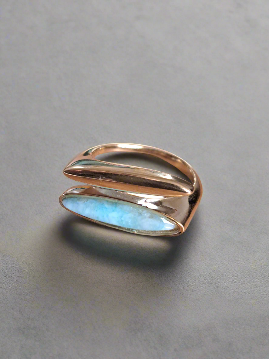 Bague ornée d'une pierre naturelle