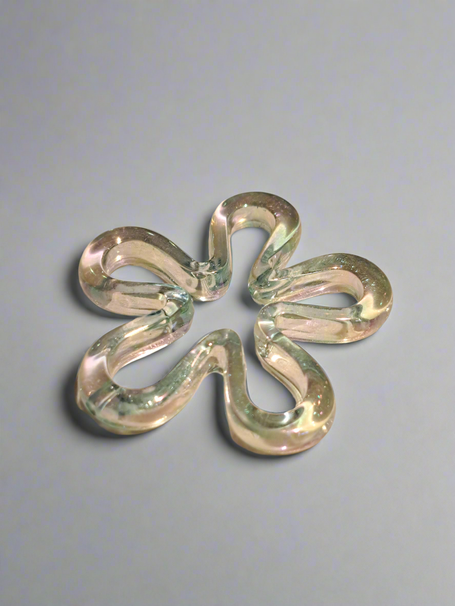 Une paire de pampilles fleurs ( anneaux non fournie)